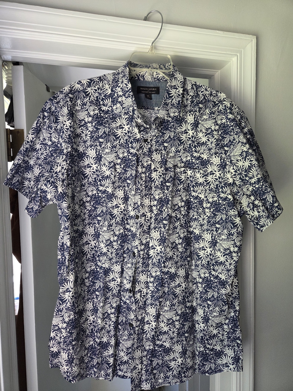 Banana Republic Navy & White Floral Short-Sleeve Button-Down Shirt